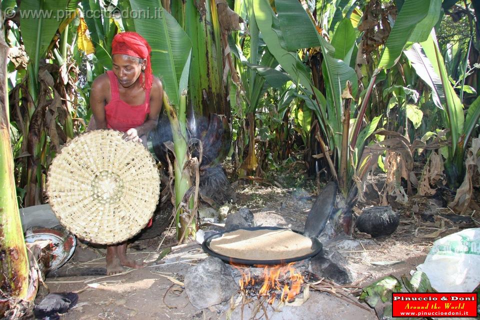 Ethiopia - Preparazione del kotcho pane tradizionale - 11.jpg
